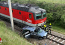 Nö: Güterzug erfasst Auto → zwei Tote (24, 39), eine Leichtverletzte (5)