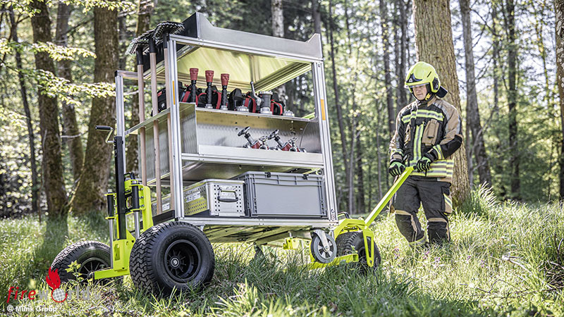 Munk-Rettungstechnik-erleichtert-den-Rollcontainer-Materialtransport-im-Outdoor-Einsatz