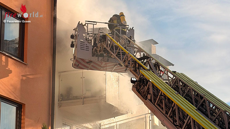 D-Feuer-auf-Balkon-in-Essen-Brand-bleibt-auf-Au-enbereich-begrenzt