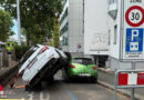 Schweiz: Pkw liegt nach Kollision mit geparktem Auto auf Fahrzeug auf