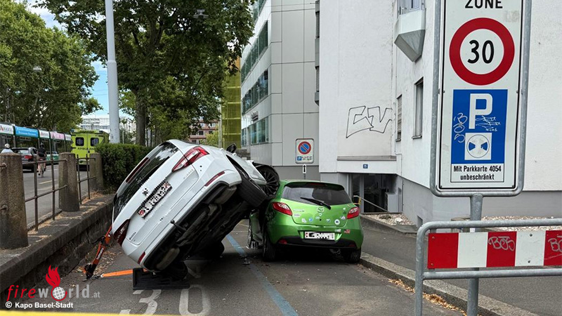 Schweiz-Pkw-liegt-nach-Kollision-mit-geparktem-Auto-auf-Fahrzeug-auf