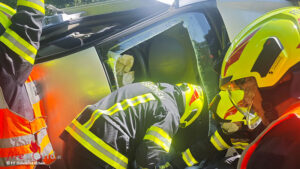 Bgld: Feuerwehr auf befreit auf B 15 eingeklemmte Lenkerin aus Unfallfahrzeug