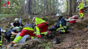 D: Schwer verletzten Mountainbiker in Dortmund aus unwegsamem Waldgel�nde gerettet
