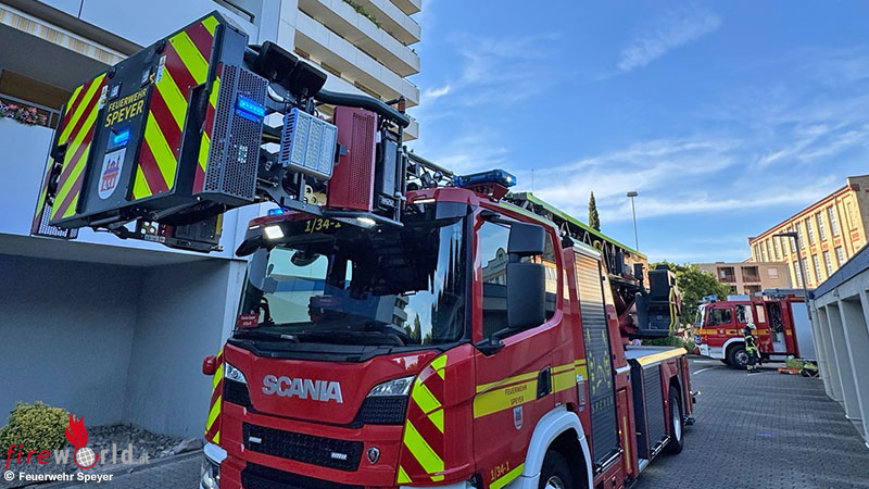 D-Balkonbrand-in-der-14-Etage-der-Doppelhochh-user-Max-und-Moritz-in-Speyer