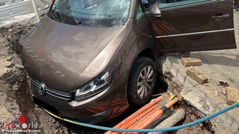 D-Pkw-steckt-nach-UNfall-bei-Koblenz-in-Baugrube