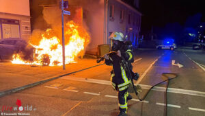 IMG_7023 D: Pkw Brand in Mannheim ? Feuerwehr rettet Bewohner aus verrauchter Wohnung und ärgert sich mit Autofahrern