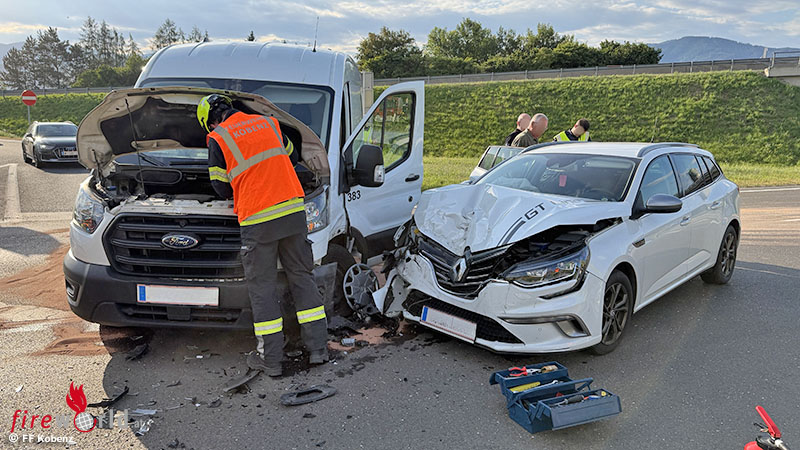 Stmk-Fahrzeugkollision-auf-der-L518-bei-der-Autobahnabfahrt-Knittelfeld-Ost