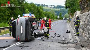 O�: Auto auf B 129 �ber Mauer katapultiert