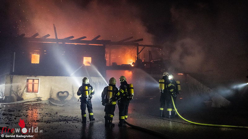 O-ber-250-Einsatzkr-fte-bek-mpfen-landwirtschaftlichen-Gro-brand-in-Lochen-am-See