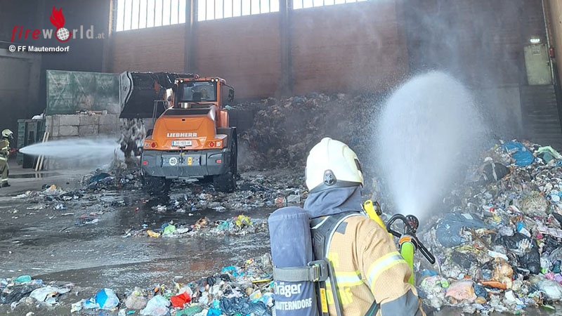 Sbg-Brand-in-Restm-llhaufen-eines-Entsorgungsbetriebes-in-Mauterndorf