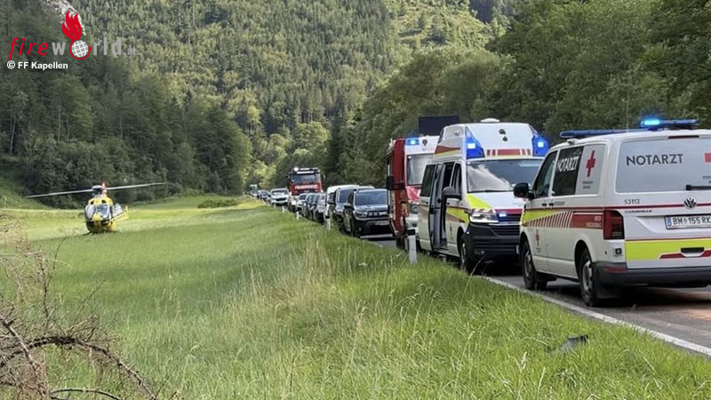 Stmk-Motorradlenker-bei-Unfall-auf-der-B-23-unter-Kleintransporter-eingeklemmt