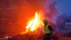 SulzTraktor2 Bgld: Vollbrand eines Traktors neben Gebäude in Sulz
