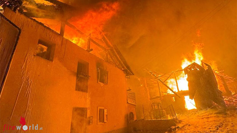 Italien-Gro-feuer-im-Ortskern-Heustadel-drei-Wohnh-user-Wirtschaftsgeb-ude-und-Kirche-betroffen