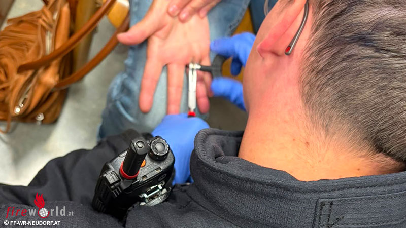 N-Feuerwehr-in-Wiener-Neudorf-befreit-Finger-von-Ring