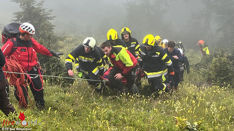 Stmk-Forstarbeiter-auf-der-Bergeralm-von-Baum-eingeklemmt