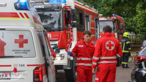 O�: Am Boden Liegender von Feuerwehr aus v�llig verqualmter Wohnung in Pasching gerettet