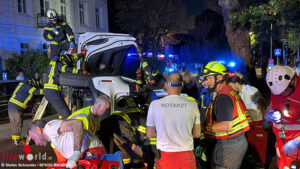 20260815SSCH_T2 VU Baden_004 Nö: SUV prallt gegen geparktes Fahrzeug ? Menschenrettung im Stadtgebiet von Baden