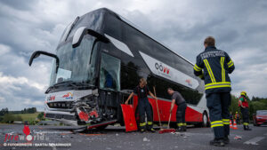 O�: Pkw kollidiert auf B 126 mit Autobus ? 81-J�hriger t�dlich verletzt