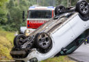 Oö: Pkw überschlägt sich auf regennasser Fahrbahn in Hörbich