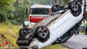 O�: Pkw �berschl�gt sich auf regennasser Fahrbahn in H�rbich