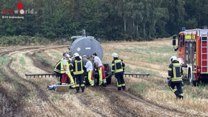 IMG_0850 D: Landwirt klemmt mit Hand an Güllefass-Schlauch