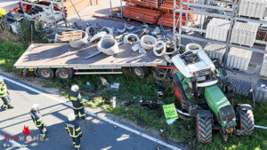 O�: Traktorgespann prallt bei �berschlag gegen Lagerhaus-Schwerlast-Regal