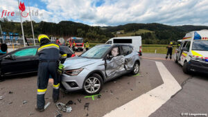 Stmk: Mehrere Verletzte bei Unfall mit drei Fahrzeugen Stmk: Mehrere Verletzte bei Unfall mit drei Fahrzeugen