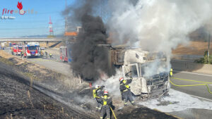 LkwBrandS1 Nö: Lkw auf der S1 (Wiener Außenring Schnellstraße) in Vollbrand