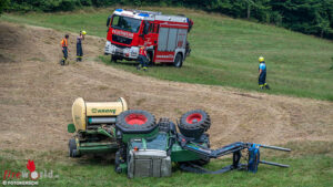 Oö: Bergung eines umgekippten Traktors in Micheldorf