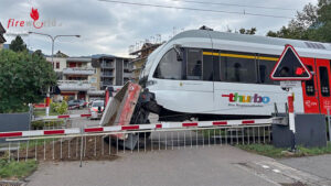 Schweiz: Zug rammt zwischen geschlossenen Schranken stehenden „Muli“