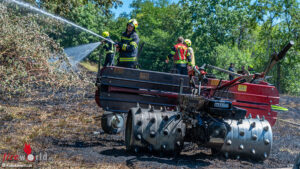 O�: Landwirtschaftliches Arbeitsger�t in Brand ? Feuer erfasst umliegende Vegetation in Schlierbach