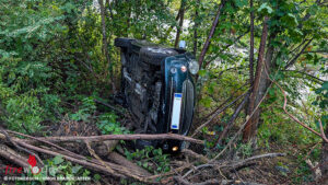 O�: Fahrzeug st�rzt in Schwertberg �ber B�schung ? Lkw-Lenker leistet Erste Hilfe