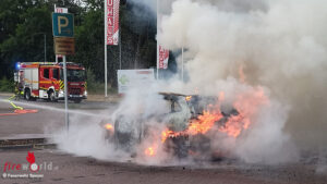 SpeyerEAutobrand1 D: Elektro-Pkw brennt in Speyer an der Ladesäule ? Fognail-System eingesetzt
