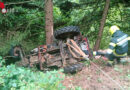 Stmk: Traktor stürzt in den Wald