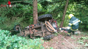 Stmk: Traktor stürzt in den Wald Stmk: Traktor stürzt in den Wald