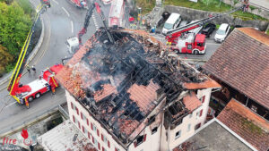 ThusisGB_Bergung Schweiz: Vier Tote nach Wohnhausbrand in Thusis geborgen