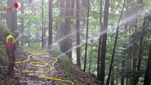 Bayern: Bergwaldbrand Oberwössen → Wärmequellen rückläufig, rund 50 Kräfte erneut im Steilhang im Einsatz