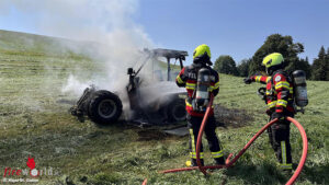 Wattwil_Traktor Schweiz: Traktor brennt auf Feld in Wattwil