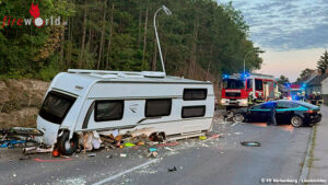 HIRTENBERG (NÖ): Auf der B18 Hainfelder Straße zwischen Hirtenberg und St. Veit an der Triesting (Bezirk Baden) ereignete sich am Samstagabend, dem 29. August 2026, ein folgenschwerer Verkehrsunfall. Nö: Pkw kollidiert auf B18 mit Wohnwagengespann ? Zwei Verletzte
