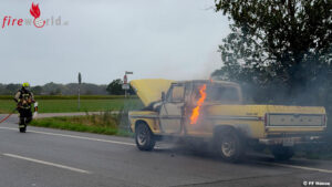 D: Motorraum von Pick-up gerät in Brand D: Motorraum von Pick-up gerät in Brand