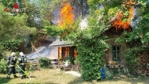 O�: Alarmstufe II bei Brand eines Kleingartenhauses und umliegender Vegetation in Ottnang am Hausruck