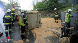 Stmk: Mit Getreide beladener Traktoranh�nger in Spielberg umgest�rzt