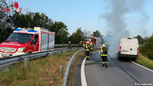Oö: Fahrzeug-Vollbrand auf der A1, Brandmeldealarm und Liftöffnung