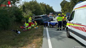 Bgld: Pkw kracht seitlich in Böschung – Schwerverletzte Person bei Unfall auf Autobahnzubringer