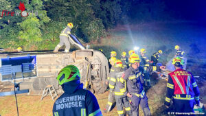 Oö: Kleintransporter überschlägt sich auf A1 – Feuerwehrmann leistet Erste Hilfe