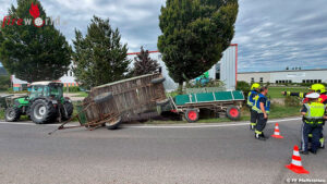 Nö: Traktorgespann verunglückt im Kreisverkehr – Eine Tonne Trauben im Straßengraben