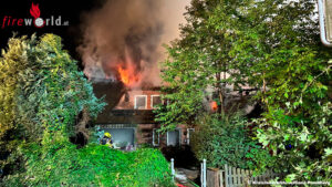 D: Historisches Reetdachhaus brennt nieder – Nachbar und Feuerwehrmann rettet Bewohner
