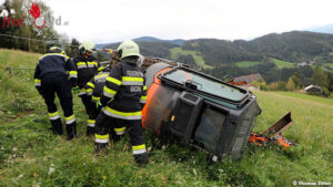 Stmk: Bagger kippt im Steilgelände um – Aufwendige Bergung auf 1.000 Meter Seehöhe