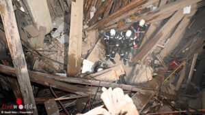 2026-09-20_Stadt-Wien-Feuerwehr(2) Wien: Geschoßdecken von drei übereinander liegenden Wohnungen eingestürzt ? heikler Großeinsatz