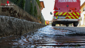 20260920_laumatat_998A9482 Oö: Wasser sprudelte nach Rohrbruch aus Asphalt einer Straße in Gunskirchen